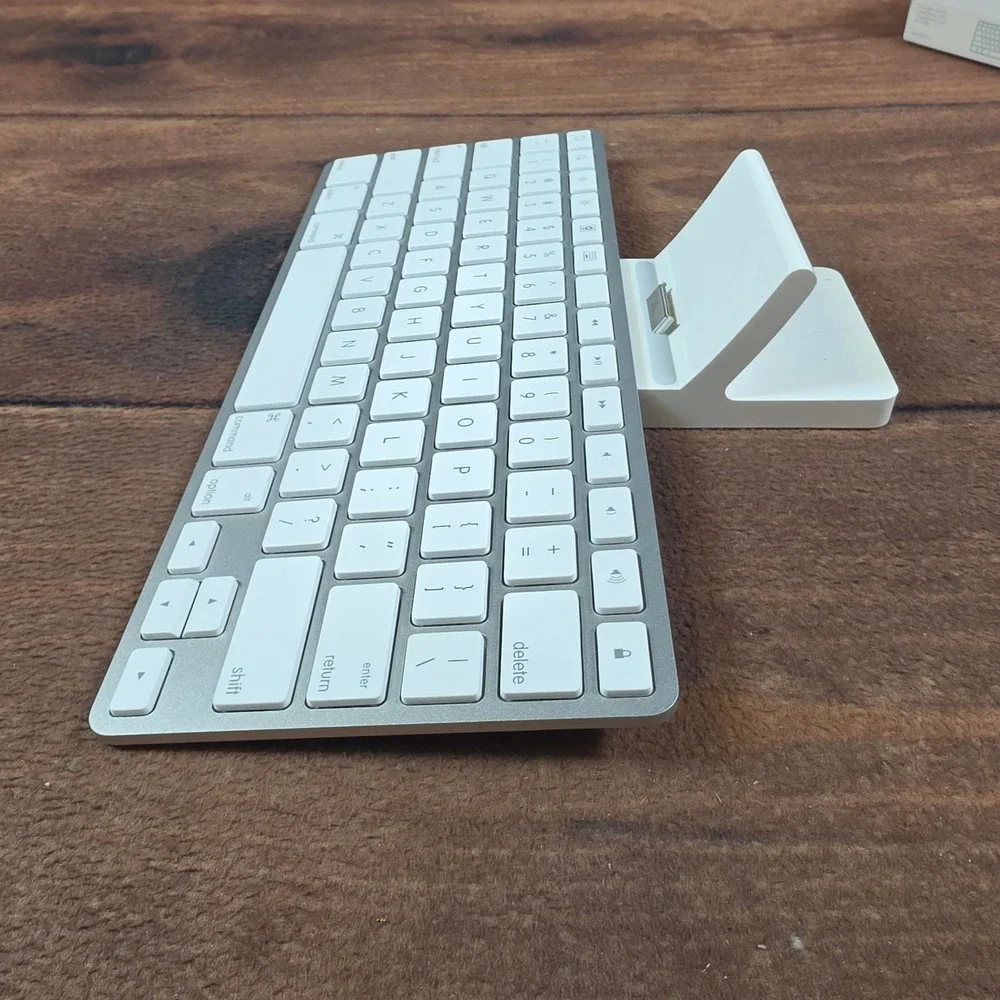 Apple iPad Keyboard Dock A1359 White Silver Good 30-Pin Connector MC359LL/A
